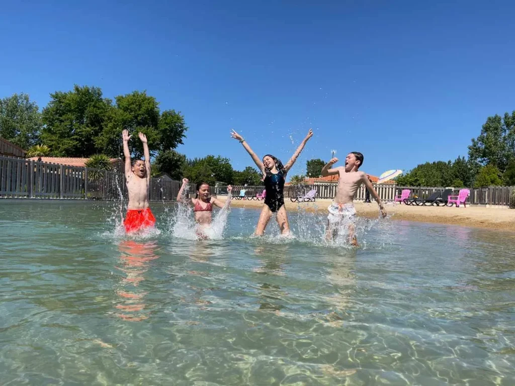 baignade dans le lagon du camping le petit paris