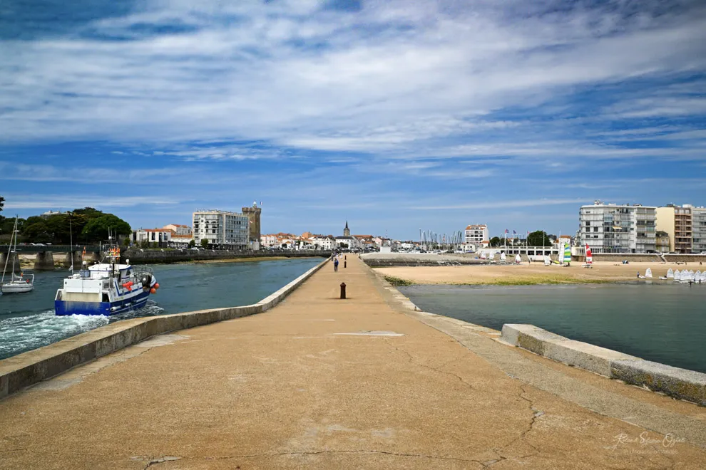Jetée et port des Sables-d’Olonne avec bateaux et front de mer