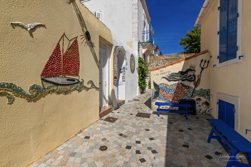 Ruelle pavée avec fresque murale de poissons aux Sables-d’Olonne